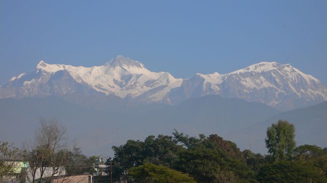 ポカラ空港の屋上から見えたアンナプルナ?、アンナプルナ?、<br />ラムジュン・マヒール。<br />