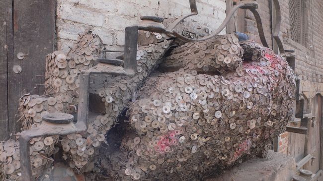 コインの木。<br />歯痛を治す神様が祀られているということでか、この近隣には歯医者を多く見かけた。<br />