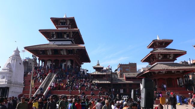 ダルバール広場のシヴァ寺院。