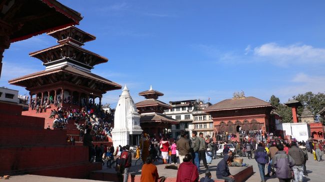 人がいっぱいのダルバール広場。<br />