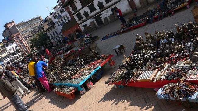 ダルバール広場に露天商が並ぶ。 