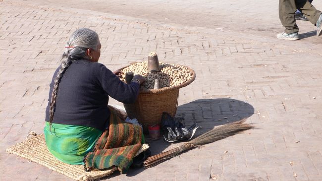 落花生売りの露天のおばあさん。<br />