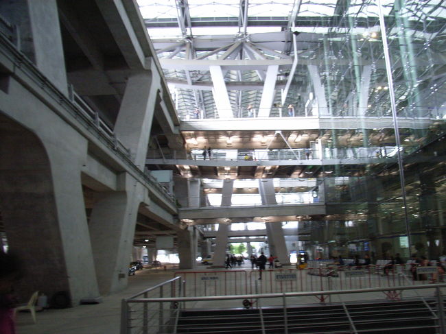 ロンドン→バンコク→成田の帰国ルートでしたが<br />バンコクで乗り継ぎ時間が７時間もある。。。<br />ってことで好物のカニカレーをいただくべくタイに入国。入国審査で「時間が無いからダメ」と一旦は入国拒否されたが、別の列に並び直しこちらはすんなりＯＫ!<br />タクシーに乗って市内シーロムへ出発したのでありました。。。