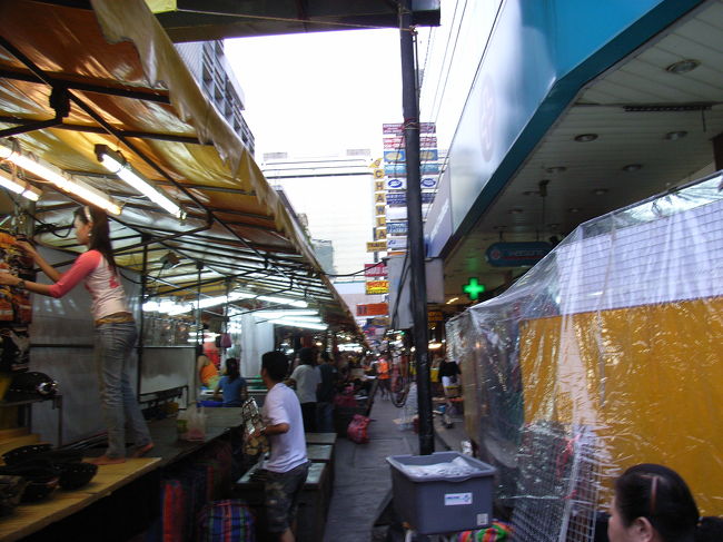 パッポンのバザールでしょうか？<br />屋台の準備をしていました。