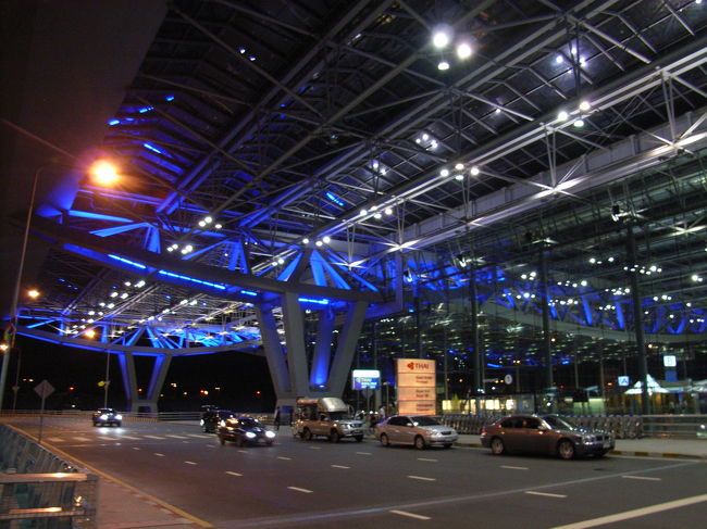 スワンナプーム空港に帰って来ました。<br />空港税７００バーツを考えるとチョット高いディナーでした・・・