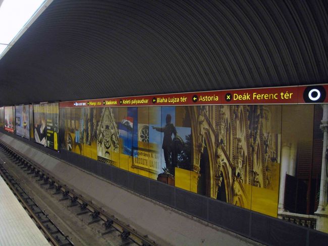 駅は小奇麗なのに、走っている地下鉄は洗った事がない様にとても汚れていた。ホームは深く、エスカレーターの動きが早い。それを逆送している若者がいて、注目を集めてた。