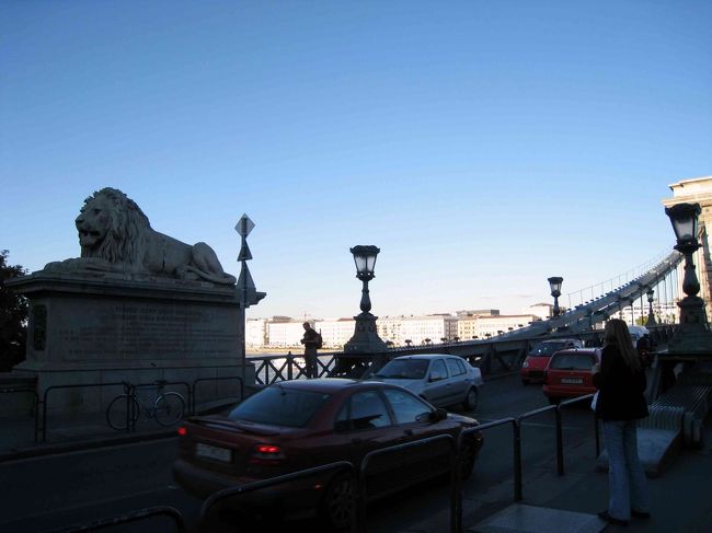 くさり橋のライオン。手前の女性が、景色を撮りたいからと、向こう側の男性に言って、どかせているところ。