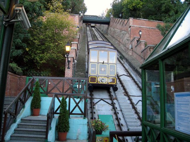 王宮へ向かうケーブルカー。香港と青函トンネルを思い出した。