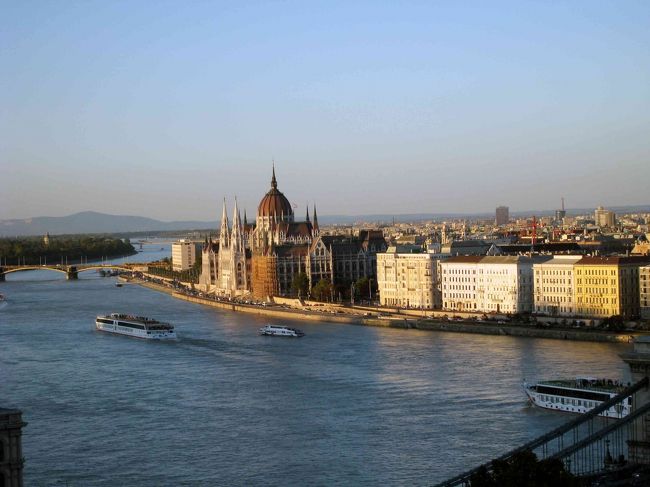 夕暮れ時の国会議事堂。