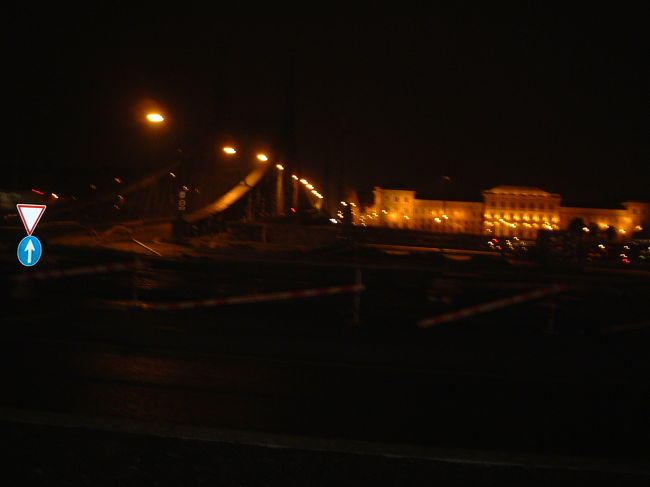 左に見えるのが、サバッチャーグヒード（自由橋）で、<br />向かいの大きい建物が、経済大学です。<br />汚い画像ですいません。