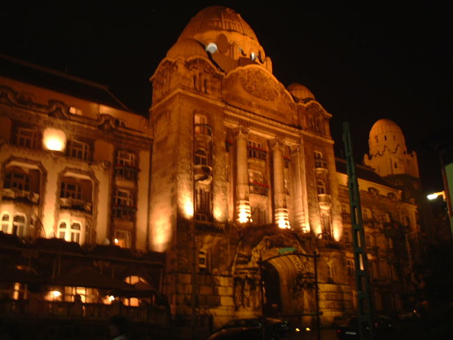 ゲッレールトの丘のふもとにあるのが、この、<br />ゲッレールトホテル。中には、温泉もあります。<br />ライトアップしてるのが、すごい。<br /><br />世界遺産のドナウ川の目の前にあるホテル。客室から世界遺産が見えて、有名な温泉もあるなんて素敵！社会人になった今なら泊まれる！！<br />温泉について：http://www.rakuda-j.net/onsen/west/gellert.htm<br />ホテルについて：http://www.booking.com/hotel/hu/gellert.ja.html