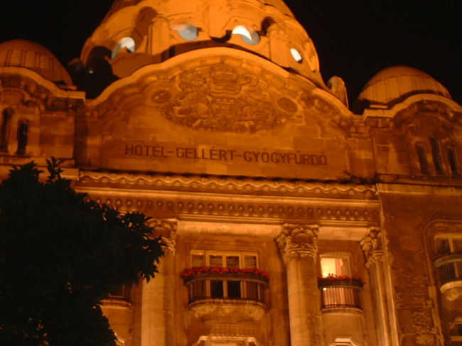 「ホテルーゲッレールトー温泉」って書いてます。