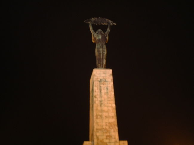 ゲッレールトの丘にある、「しゅろの葉を広げた女性像」。<br />この女性は、この位置から、ブダペスト全景を眺めてます。