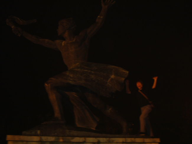 フラッシュ届いてなく暗いですが、像の後ろで遊んでます。