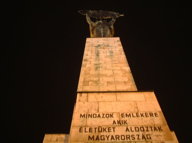 女性像を真下から撮ってみました。