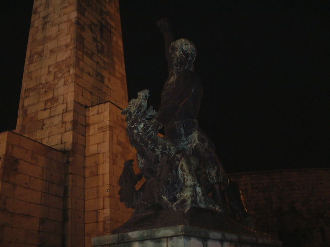 男性が、獣を右手で殴ろうとしてます。<br />古代の物語をあらわしているんでしょうね。外国ならでは像やと思います。日本の像って、その人物をあらわす像が多くて、なにかの1場面を示すのって多くないと思います。