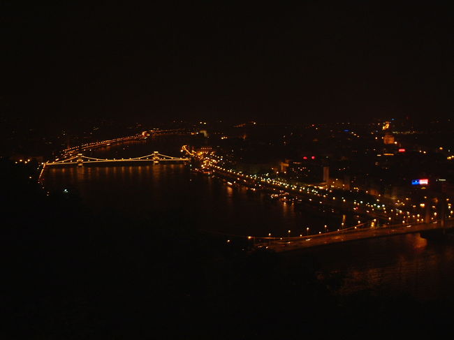 これぞ、ハンガリーの夜景！！<br />手前に見える橋が「エルジェーベト橋」<br />そして、奥でひときわ輝いているのが、<br />ハンガリーでいちばん有名な橋「くさり橋」です。