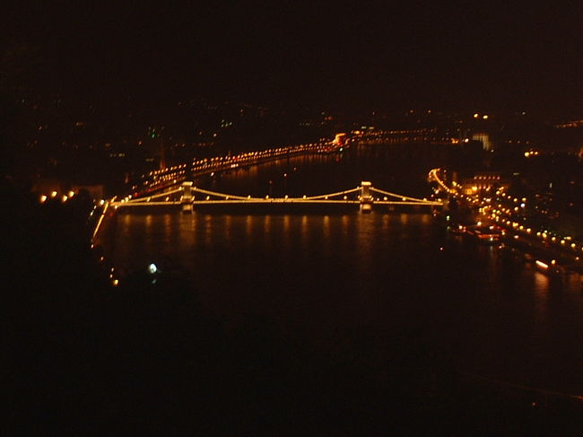 「くさり橋」だけを撮ってみました。<br />後日、この橋から撮った写真も載せます。<br />もちろん中央を上から下へ流れていくはドナウ川。