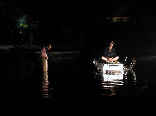 プールで前衛的なパフォーマンスが。この後、貞子風白衣の女性が入水。