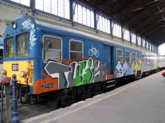 停車中の電車。アートなのか落書きなのか。