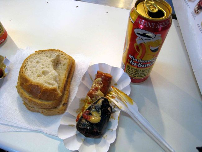 中央市場の二階にて、遅めの昼食。どうしても食べて見たかった黒いソーセージと缶ビール。すぐ隣では、飲んだくれた親父が連行されていた。