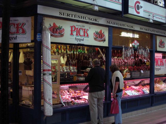 中央市場内のお店。店頭にはサラミソーセージがいっぱい。この夜は、ここで買った、サラミをつまみに寝台車のベッドで呑む。軽く火を通せれば、更に美味しかったはず。