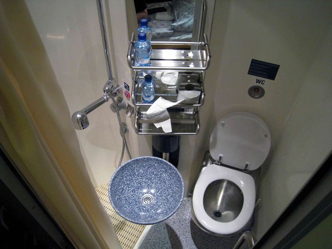 車掌さん曰く、シーメンス社製。狭いながらも清潔な洗面台＆シャワー＆トイレ付きで、ドイツらしく入り口のドアは中々開かないくらいのガッチリ精度。友人が、誤って隣の部屋に通じるドアを開けてしまって謝っていたけど、開く事も問題なのでは。