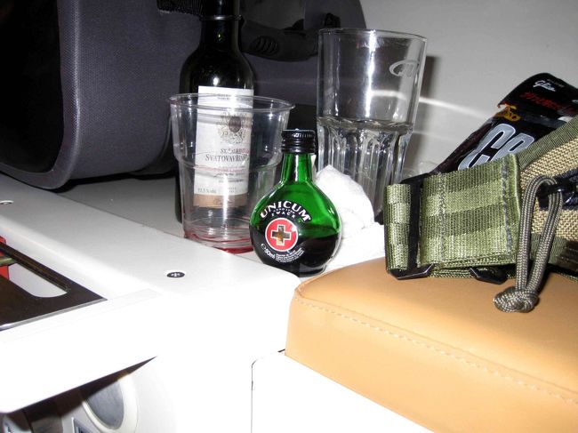 中央市場で買ったサラミ、ウニクム、残った通貨でワインのミニボトルを買って寝酒。