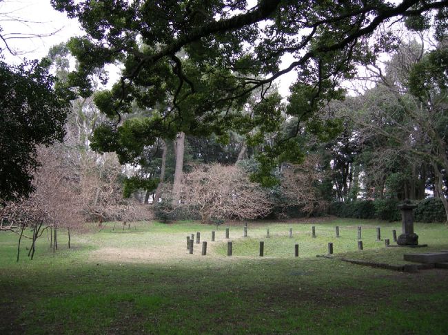 2日目！事前にｲﾝﾀｰﾈｯﾄでﾀｸｼｰを1台予約していました。<br />9時にﾎﾃﾙｽﾀｰﾄ予定が、なんと起きたら9時12分！<br />目覚ましｾｯﾄがちゃんと出来ていなかったのです。<br />飛び起きて、もじゃもじゃ頭のまま急いで着替えて、ﾛﾋﾞｰへ走って行きました。ごめんなさいごめんなさい･･･と平謝りに謝り、10時まで待ってもらうことに。日本語が出来る運転手さんで良かった･･･。<br /><br />さて1番初めに行ったのが写真の『三姓穴』3人の神様がこの穴から現れたそうです。神話のｽﾗｲﾄﾞを見ましたが日本語ﾊﾞｰｼﾞｮﾝでした。済州島は昔独立した国だったんですね。