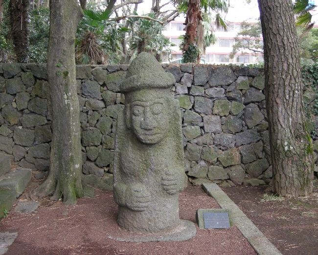 入り口にあった『トルハルバン』済州島の守護像とのことで、あらゆる場所で見ることが出来ますが、起源は謎とのことです。<br />ちなみに2日目の観光は、行きたい所をあらかじめ紙に書いて運転手さんに渡しました。