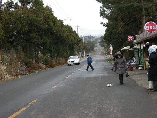 次に行った所は『神秘道路』ﾄｯｹﾋﾞ(おばけ)道路とも言われていて、視覚的には下って見えるのに実際は上っている･･･という様な不思議な道路なのです。写真は道路に転がる物を置いて実験しているところ。