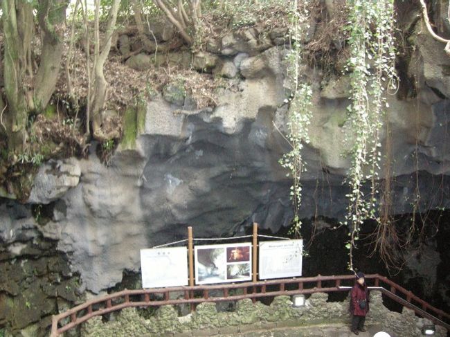 世界一の溶岩洞窟『万丈窟』写真は入り口です。<br />工事中で途中までしか行けないので、無料で入ることが出来ました。それでも、ものすご〜〜く大きくて長い！総延長13,422mもあるらしいのです。足元が悪いので、歩くのが大変、途中までで充分でした。