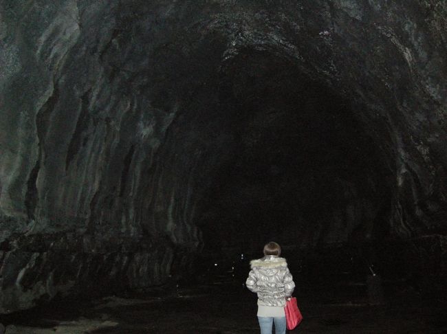 立っているのが私ですが、とても大きな洞窟です。