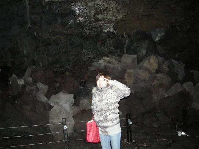 後ろに大きな溶岩石がごろごろ。