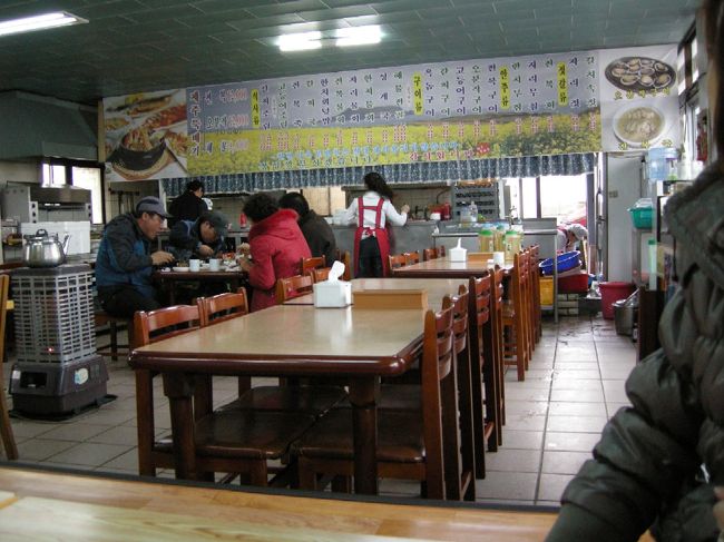 こんな感じの食堂です。ｵﾝﾄﾞﾙ(床暖房)の席だったので、とっても暖かでした。<br />ﾁｮﾝﾎﾞｯｸﾄｩｯﾍﾟｷﾞ(ｱﾜﾋﾞ鍋)(12,000W)を注文。<br />