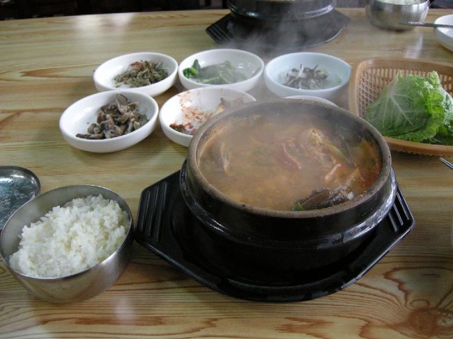 写真では見えませんが、中くらいのｱﾜﾋﾞが入っていました。ｴﾋﾞ、ｱｻﾘなど魚貝がたくさん入っています。とても美味しい♪熱々で冷えた体が温まりました。