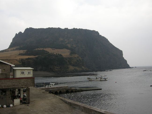 食堂の前の道路を渡ったあたりから撮った『城山日出峰』です。世界遺産に登録されています。