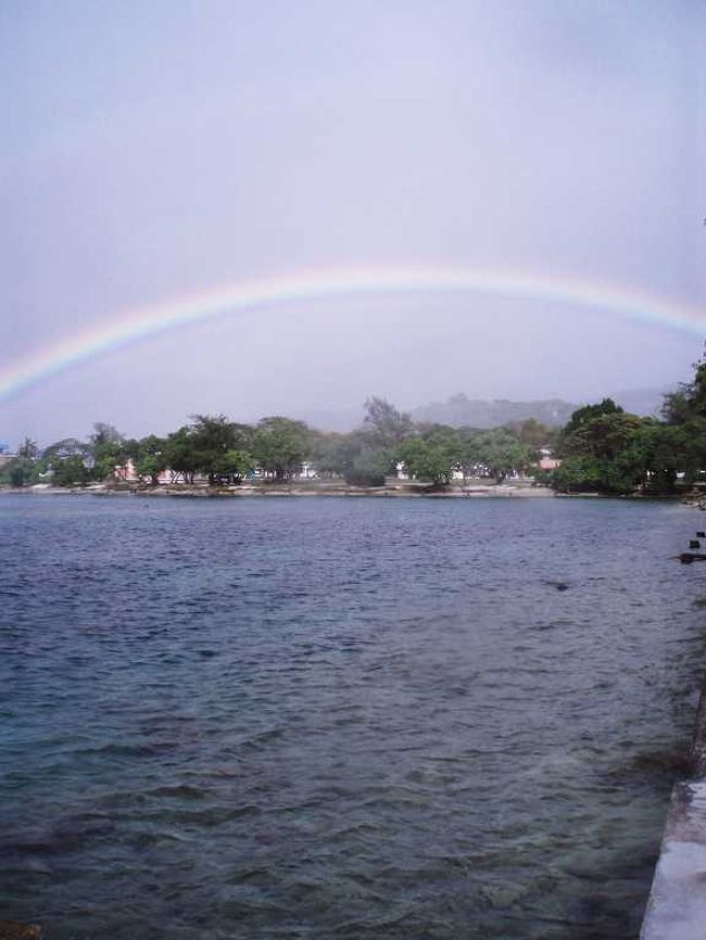 最近スコールが多いらしく、いきなり降られてしまう。<br /><br />その後に、なんと虹が出現。<br />