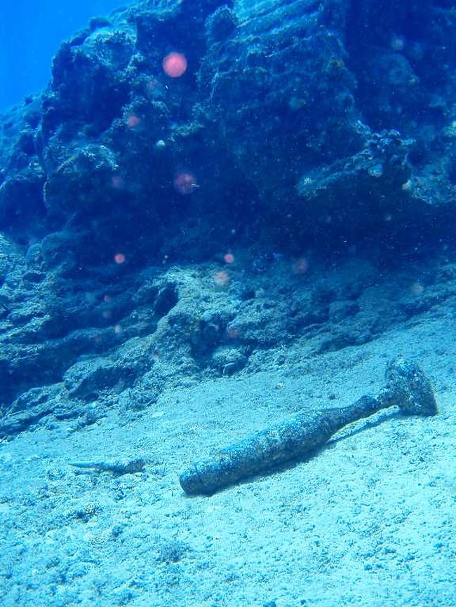 同じく廃棄された戦車とミサイル爆弾。<br />爆弾は持ってみると、かなりの重さ。<br /><br />ちなみに、爆弾は乾くと未だに爆発するそうな。<br />おー怖っ