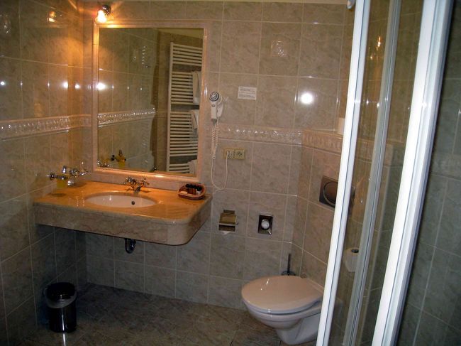 バスタブはなかったものの、広くてきれいなバスルーム。暖房付き。