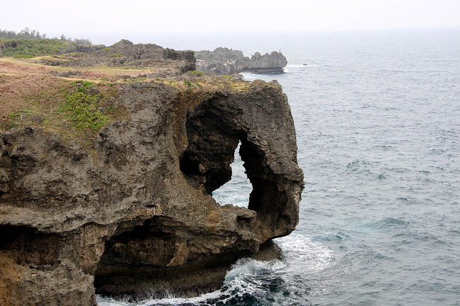 3/1(土)　<br /><br />式が夕方からだったので、時間まで観光しました<br /><br />近くのホテルに泊まっていた親戚を拾って<br />北へドライブ<br /><br />恩納エリアと言えば万座毛！<br /><br />あいにく曇りでしたがはじめて来た親戚は喜んでいました<br />