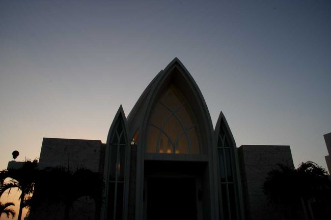 その後イルカショーを見たり海辺でのんびりしたり<br />思い思いに時間を潰し、ホテルまで戻りました。<br /><br />みんなすっかり観光モードでしたが、今日の夕方が今回の旅行のメインです<br /><br />読谷村、残波岬にあるアクアグレイス・チャペルでのナイトウェディング<br />昼まで曇っていたのですがどんどん晴れてきれいな夕焼けが見れました<br /><br />