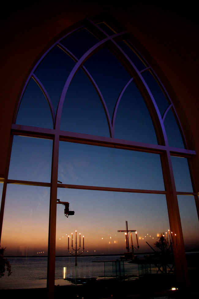 岬の先のほうにあり、チャペルからとても綺麗な景色を見ることができました<br /><br />18:30から式だったのですが、チャペルに入ってから始まるまでの間<br />水平線がオレンジから紫に変わっていくのが見れて、とても感動しました<br /><br />式中は撮影禁止だったため、しっかり心に刻みました<br />おめでたい席は何度参列してもいいものですね<br />特に今回は妹の式だったので、色々思い出すものがあり<br />少しホロリとしてしまいました<br />