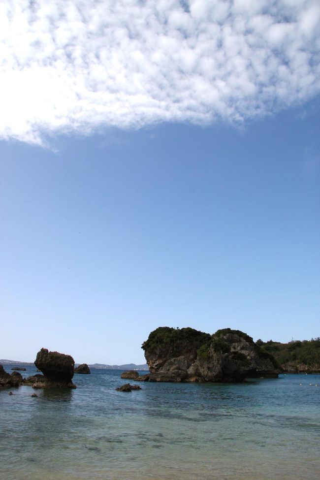 伊計島ビーチ<br />岩場に囲まれてプライベートビーチのような気分です<br /><br />ここは珊瑚が砕けて砂浜になっていました<br /><br />夏に来て泳いでみたいな〜