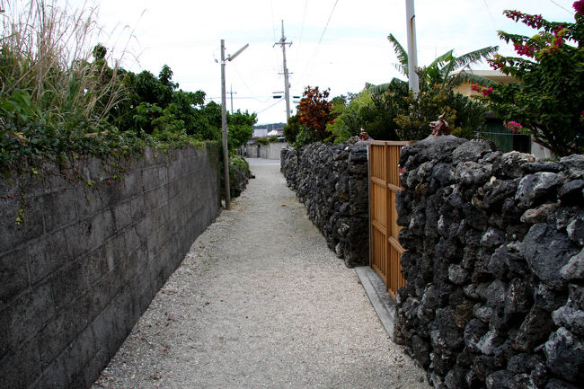 そして帰りに寄った浜比嘉島<br />ここがとてもよかったです<br /><br />昔ながらの家並みがあり細い路地がたくさんありました<br />路地の砂は全て珊瑚でできていて、お家の庭も珊瑚砂でした