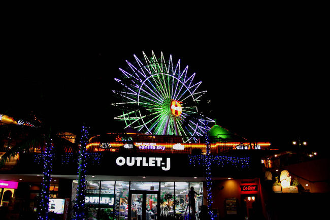 最後にアメリカンビレッジへ<br /><br />レンタカーを借りたときに観覧車のチケットを貰ったので<br />乗ってきました<br />古着屋やTシャツ屋さん等のお店がたくさんありました<br /><br />最後にここのすぐ南にあるジャスコでお土産を買いました<br />沖縄そばの乾麺とソーキのパウチを大量に買い込み<br />家で沖縄そばを食べる準備もバッチリ<br />他にはタコライスの元やスパム等を大量に買い込みました<br /><br />後でトランクにつめるのに大騒動しましたが…