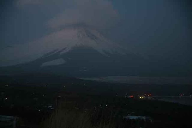 まだ、真っ暗です。<br />バルブで撮ったのと画像編集ソフトで修正しています。<br /><br />午前５時４２分