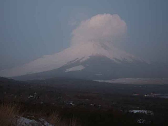 雲が少し赤く染まってきました。<br /><br />午前５時５５分