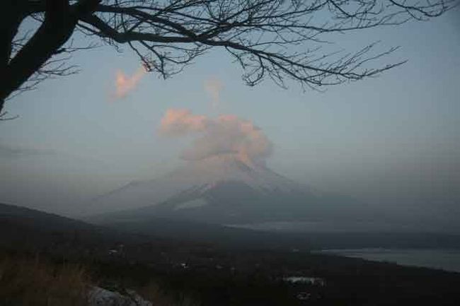 小さな雲が動いています。<br /><br />午前６時２７分