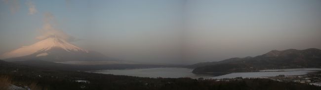 富士山と手前は山中湖です。右側が凍っているようです。<br /><br />午前６時３７分 